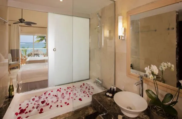 Grand Palladium Palace Resort Suite Bathroom